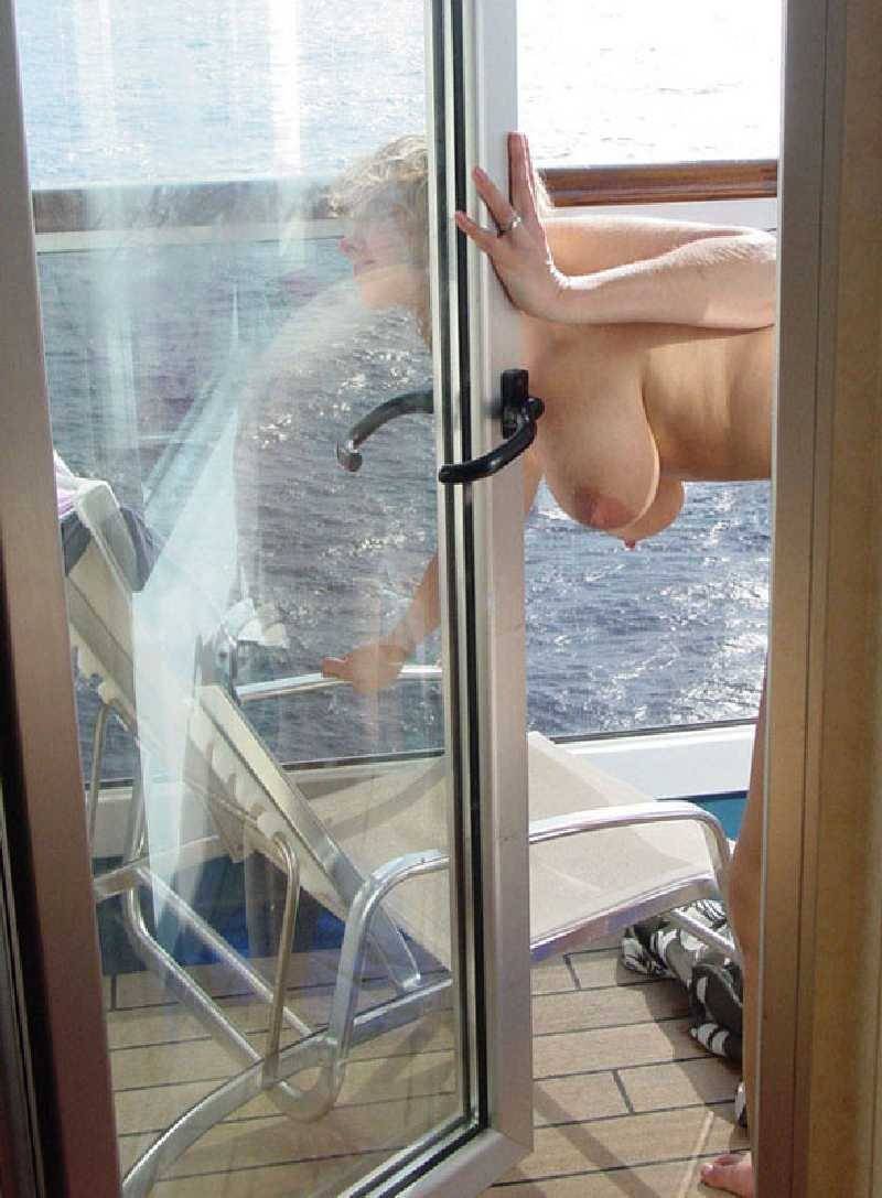Вид из окна на море