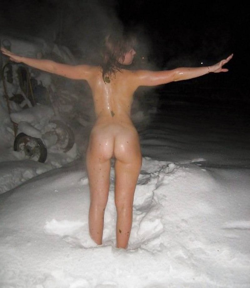 Голые в снегу
