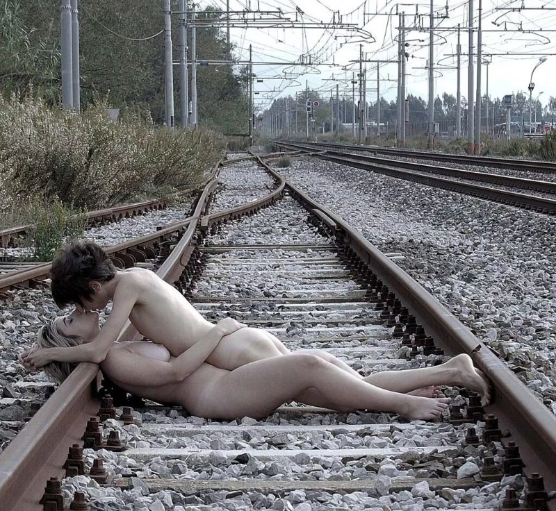 Порно, Голые женщины на железной дороге, Эро фото
