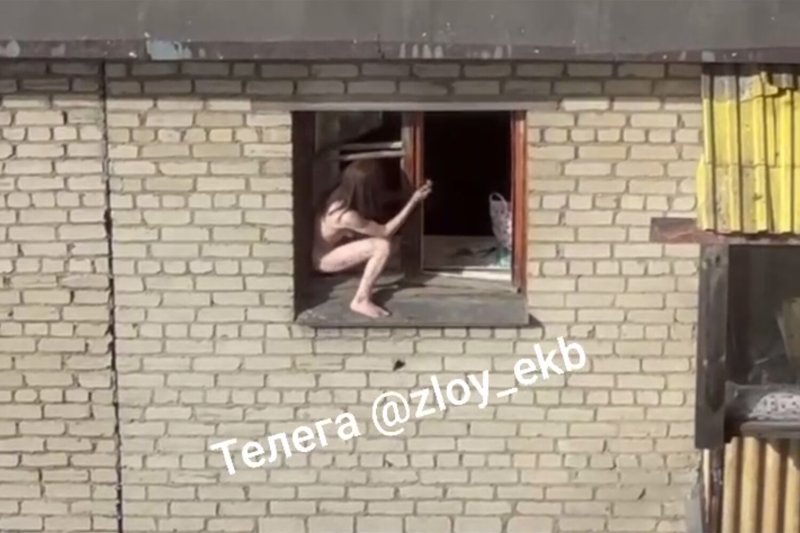 Голые в окнах соседних домов