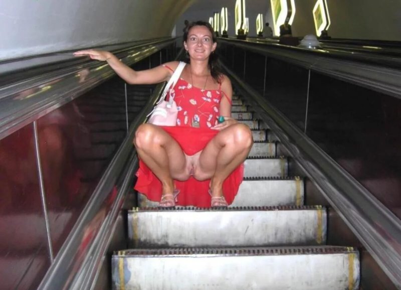 В метро под юбкой, Засветы голых писек, Засвет в метро
