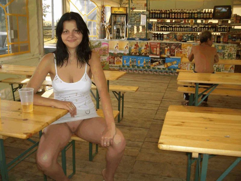 Exhibitionist wife, Голые официантки, Нудизм