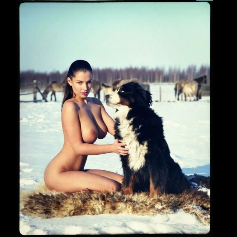 Красивая брюнетка