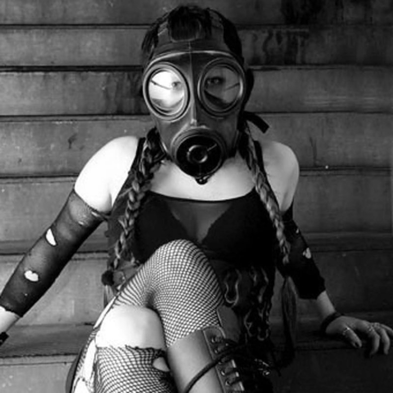 Девушка в противогазе, Женщина в противогазе, Gas mask группа