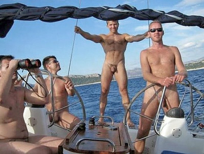 Голые мужики на море