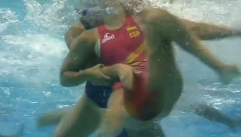 Женское водное поло под водой, Женское водное поло подводные съемки, Водное поло женщины под водой курьезы