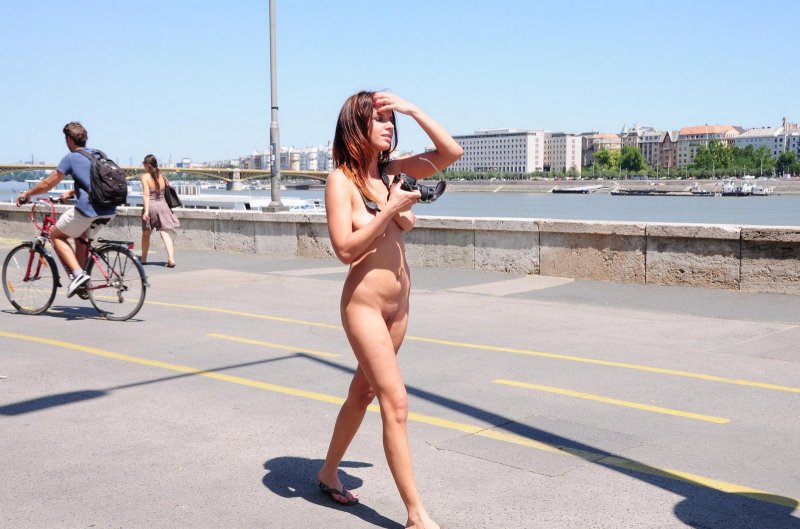 Голые телки в общественных местах, Голая девушка на улице, Голышом на публике
