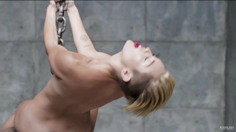 Майли сайрус голая в клипе, Майли сайрус голая фотосессия, Майли сайрус wrecking ball