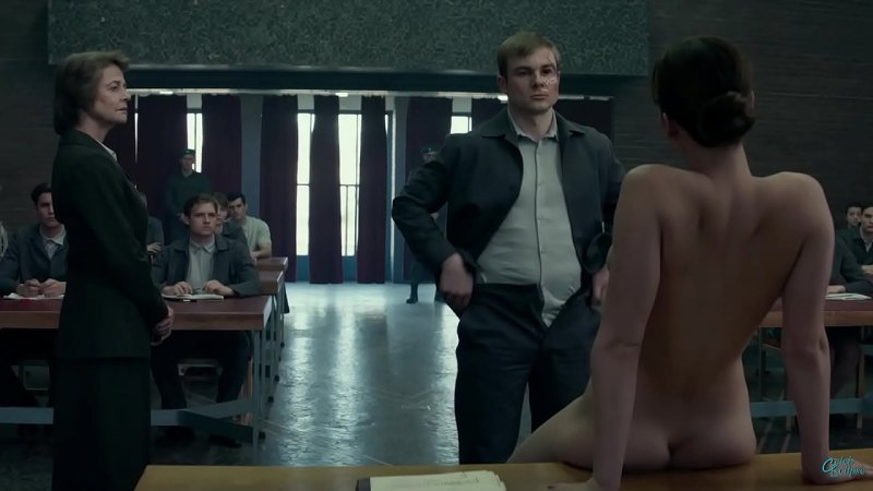 Красный воробей голая
