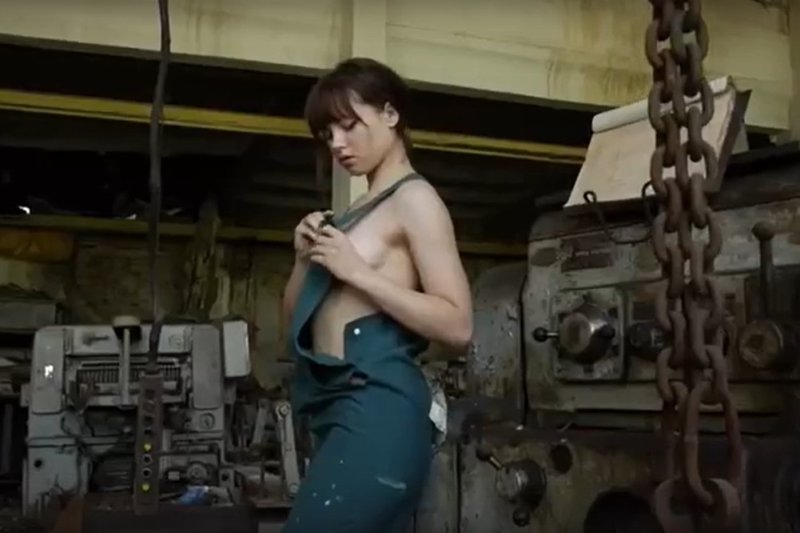 Фотосессия девушек на заводе, Голые крановщицы завода, Эротика на заводе
