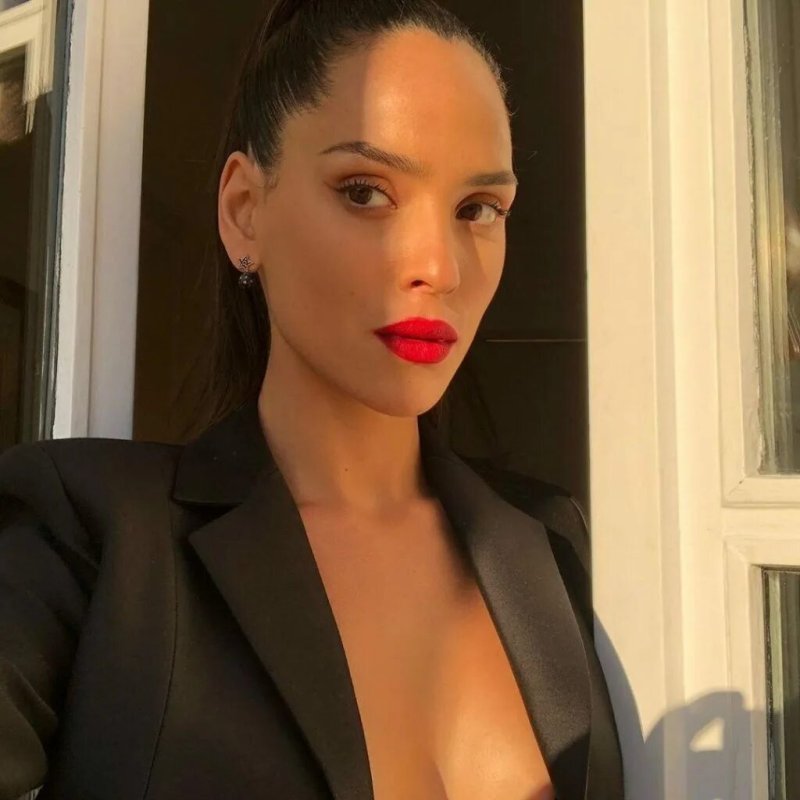 Adria arjona