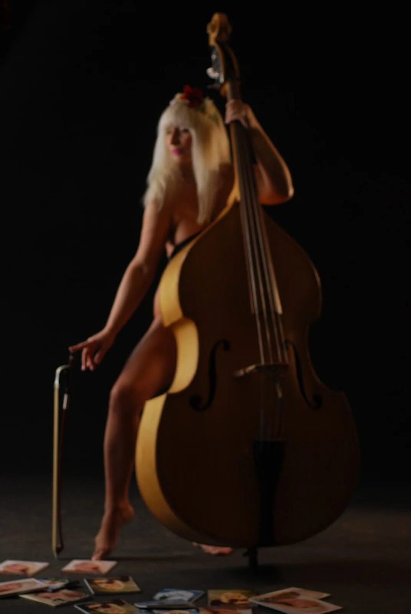 Марина верета, Марина верета фотосессия, Девушка с контрабасом