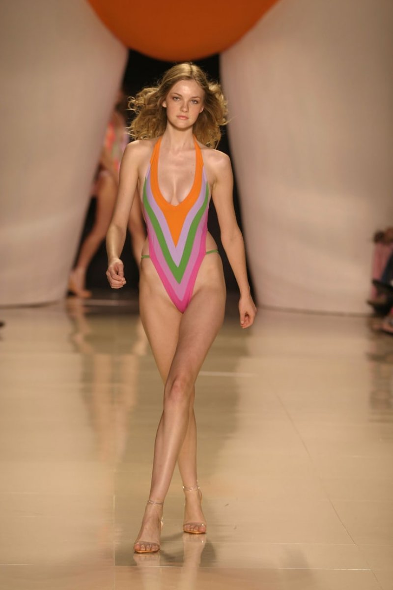 Кэролайн трентини, Caroline trentini, Голые модели на подиуме
