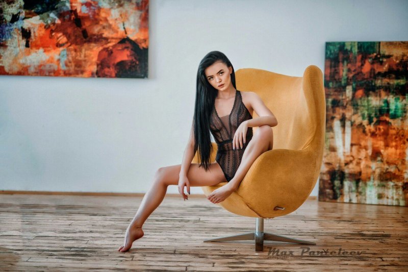 Шикарная брюнетка