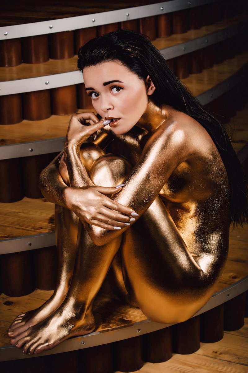 Алина бош, Девушка, Девушка в золотой краске