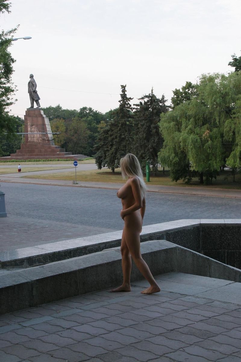 Голые бабы на улицах города, Голая на площади, Голая девушка на улице