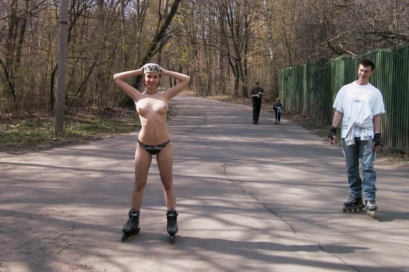 Голые на роликах, Девушки на роликах, Голая катается на роликах