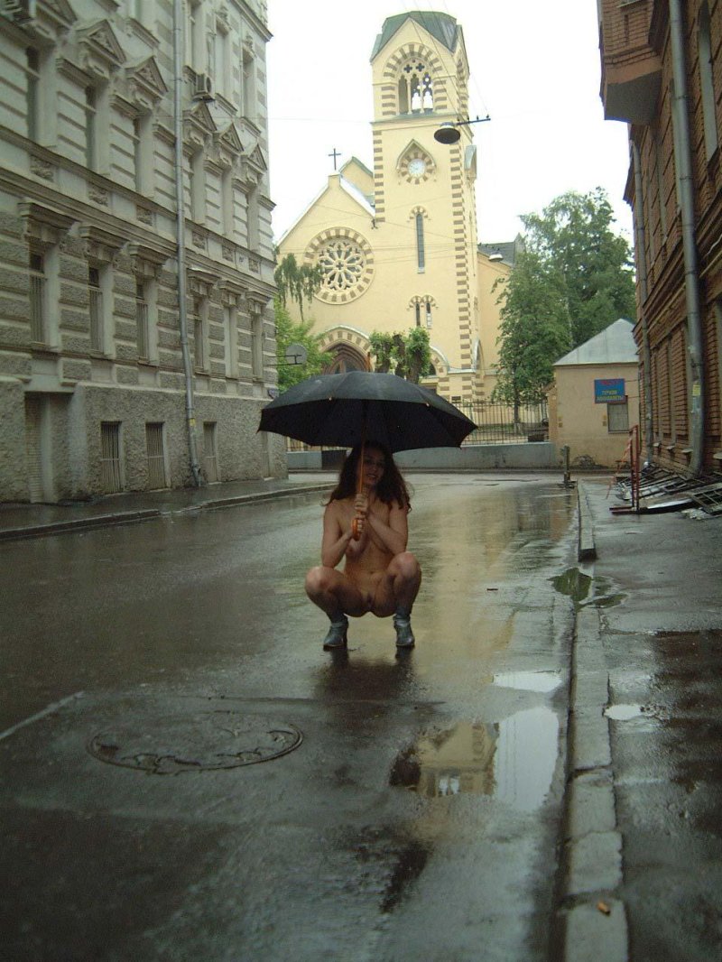 Голая на улице с зонтом, Дожди в москве, Голышом