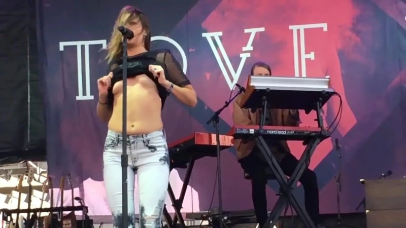 Певица tove lo топлес, Мара показала грудь на концерте, Певица tove lo голая грудь