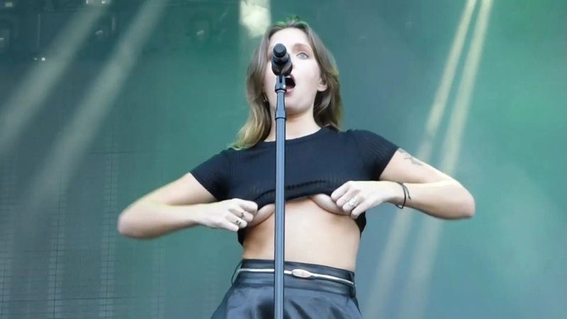 Туве лу, Tove nilsson, Мара показала грудь на концерте