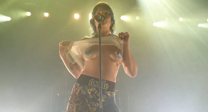 Туве лу топлесс, Певица tove lo голая грудь, Tove lo topless