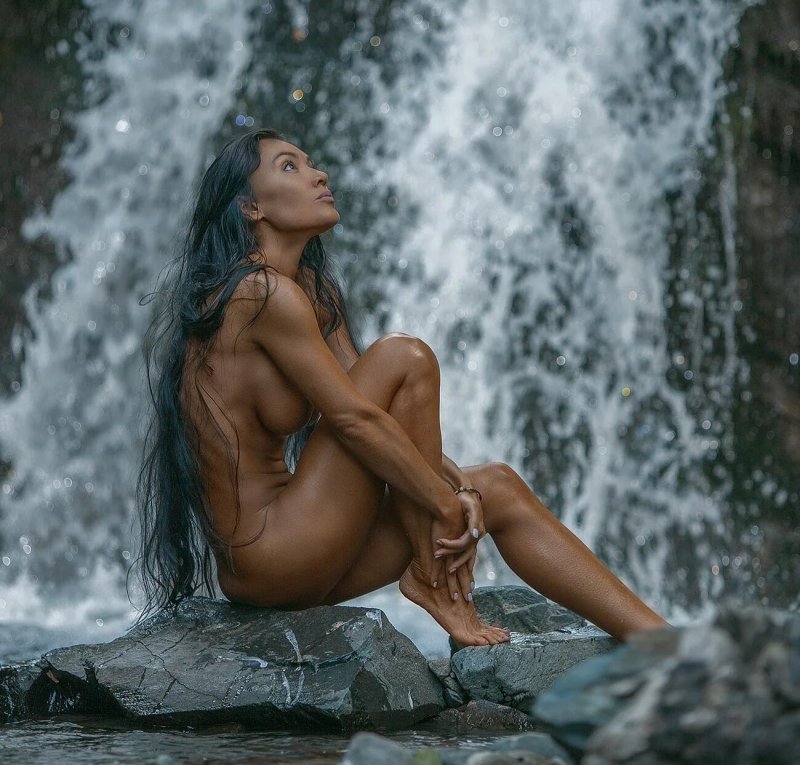 Эротическая фотосессия у водопада