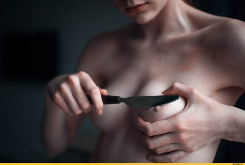 Голые женщины с ножом в груди