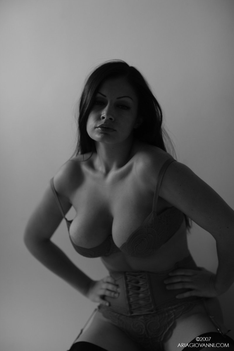 Aria giovanni, Эротика, Ария джованни
