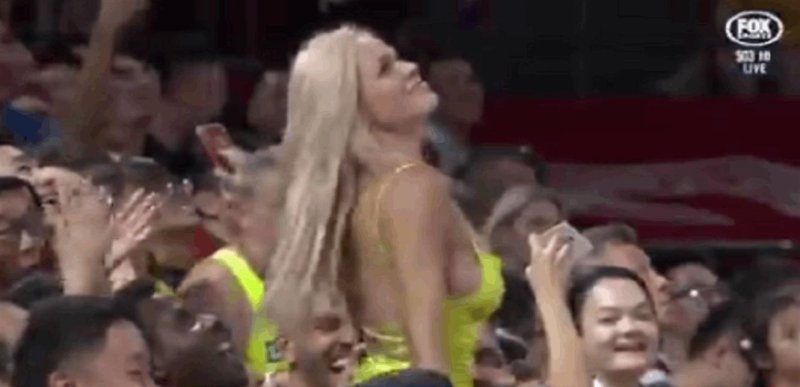 Болельщица показала грудь