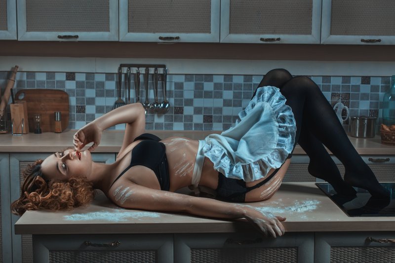 Фотосессия на кухне, Девушка в муке на кухне, Кухня девушка