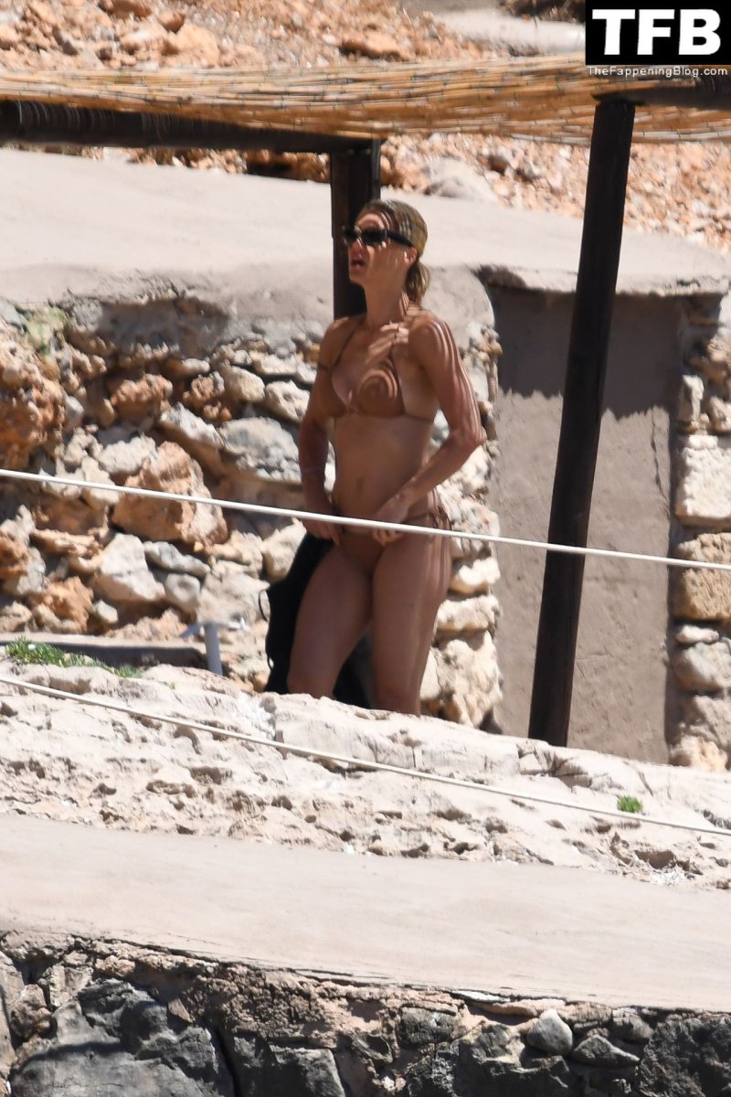Michelle hunziker nude, Дженнифер лопес бикини, Камила морроне топлесс