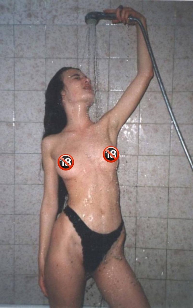 Девушка в душ