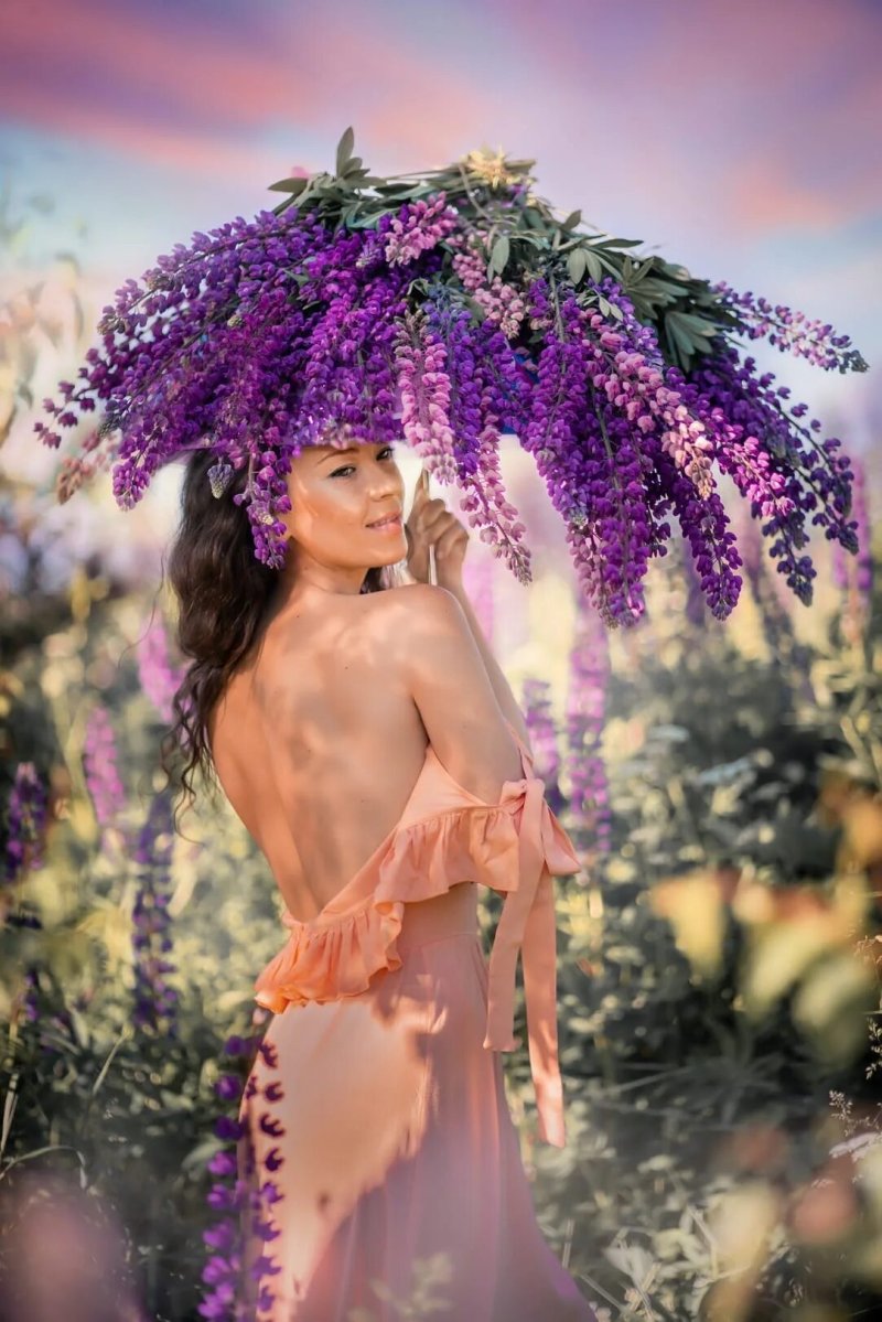 Ню фотосессия девушки в люпинах
