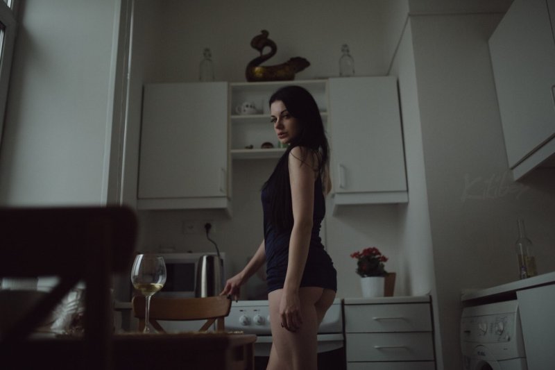 Фотосессия на кухне, Фотосессия на кухне девушка, Брюнетка модели