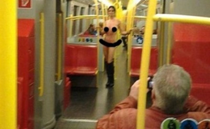 Девушка разделась в метро, Женщина разделась в метро, Голая женщина в метро