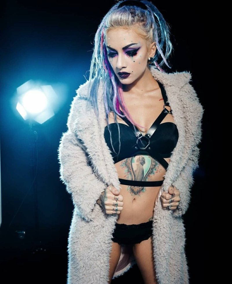 Lena scissorhands