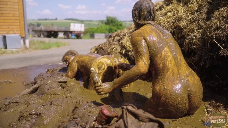Девушка в грязи, Девушка купается в грязи, Женщина в грязи