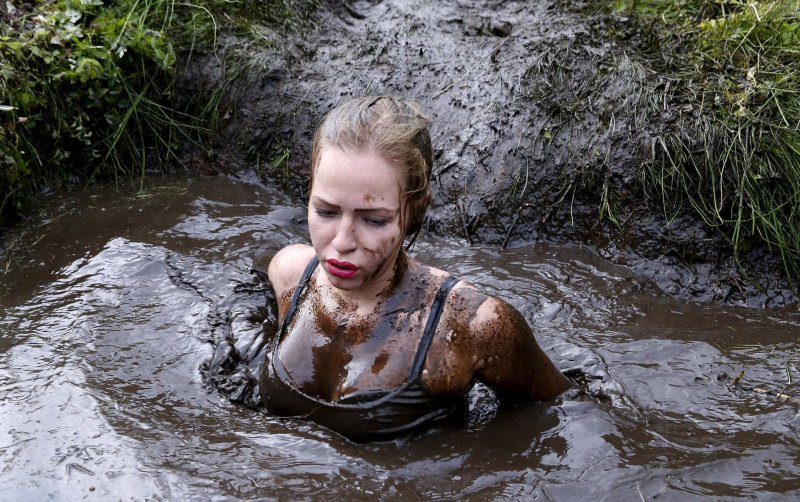 Купается в грязи, Женщины купаются в грязи, Девушка в болоте quicksand sinking
