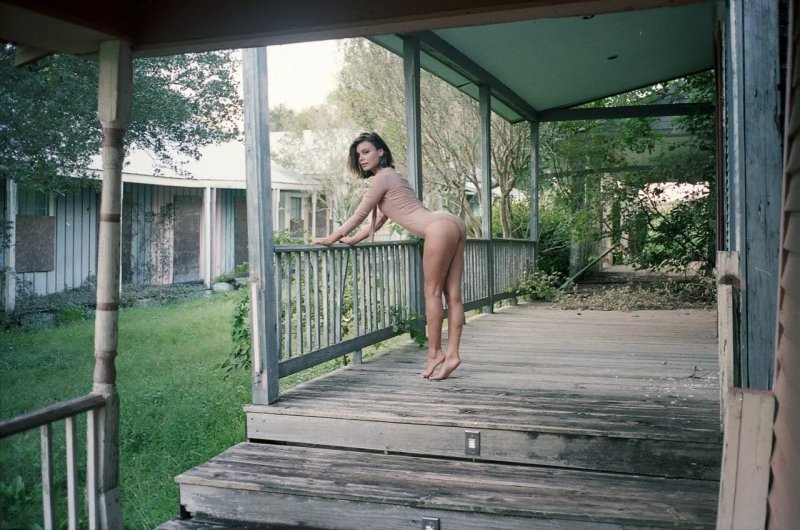 Девушка голышом на крыльце, Натали келли голая, Nathalie kelley nude
